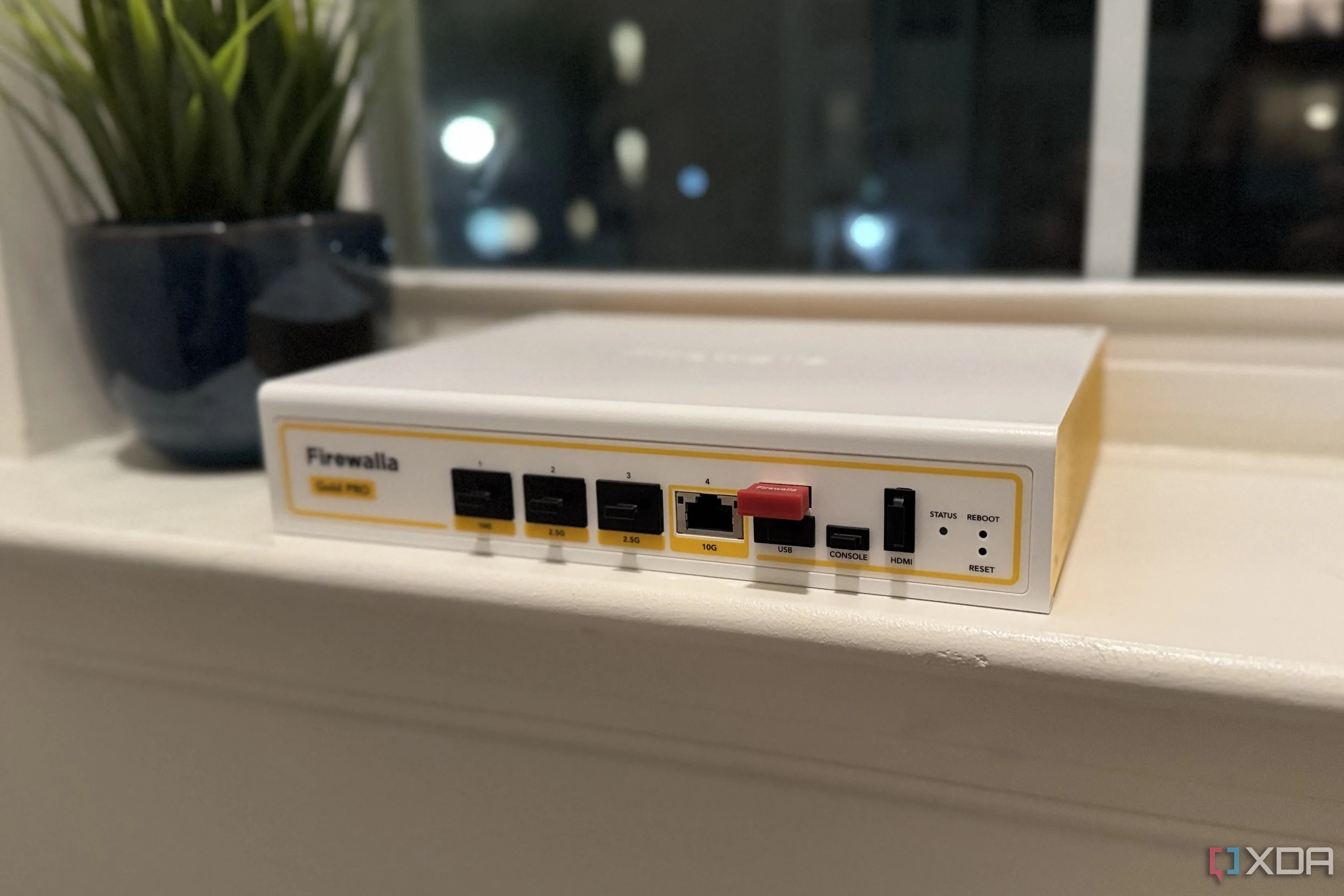 Tường lửa phần cứng Firewalla Gold Pro trên bệ cửa sổ