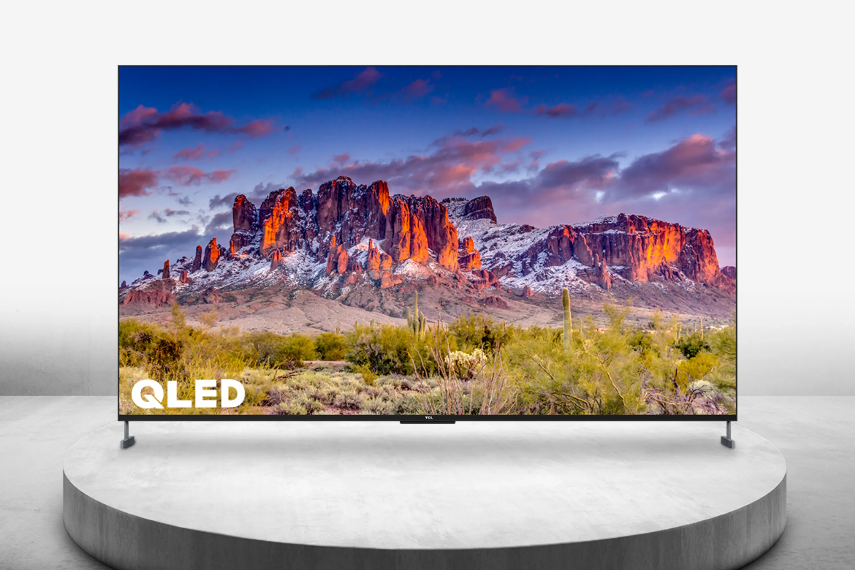 TV QLED TCL 98 inch trưng bày cảnh núi hùng vĩ, thể hiện trải nghiệm xem phim chất lượng cao với công nghệ HDR