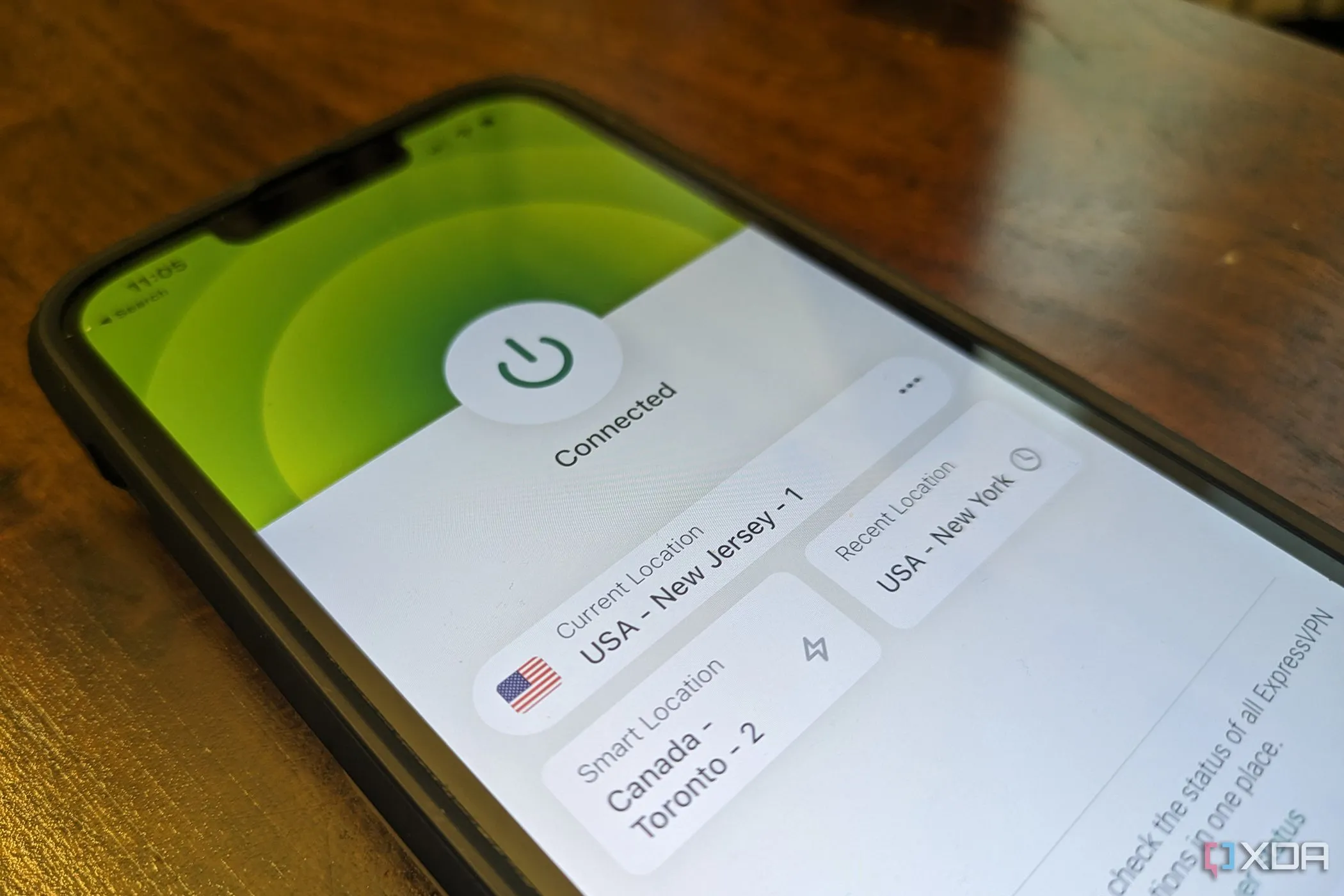 Ứng dụng ExpressVPN đang hoạt động trên màn hình iPhone, hiển thị kết nối bảo mật.