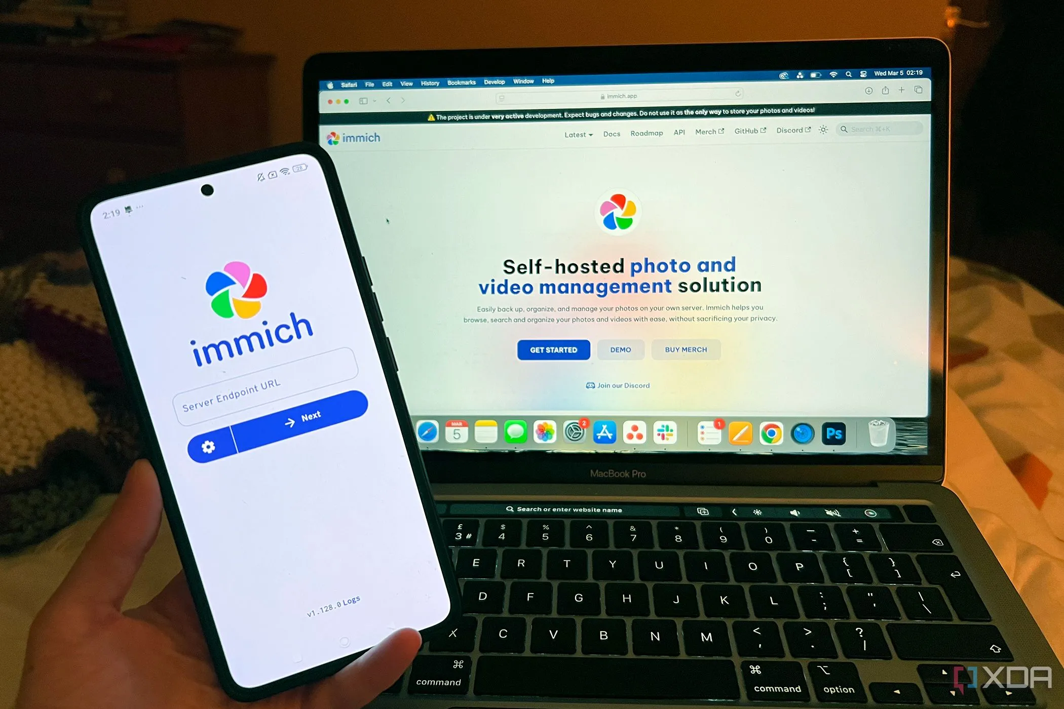 Ứng dụng quản lý ảnh Immich trên điện thoại Android và máy tính Macbook thể hiện khả năng tự lưu trữ dữ liệu cá nhân