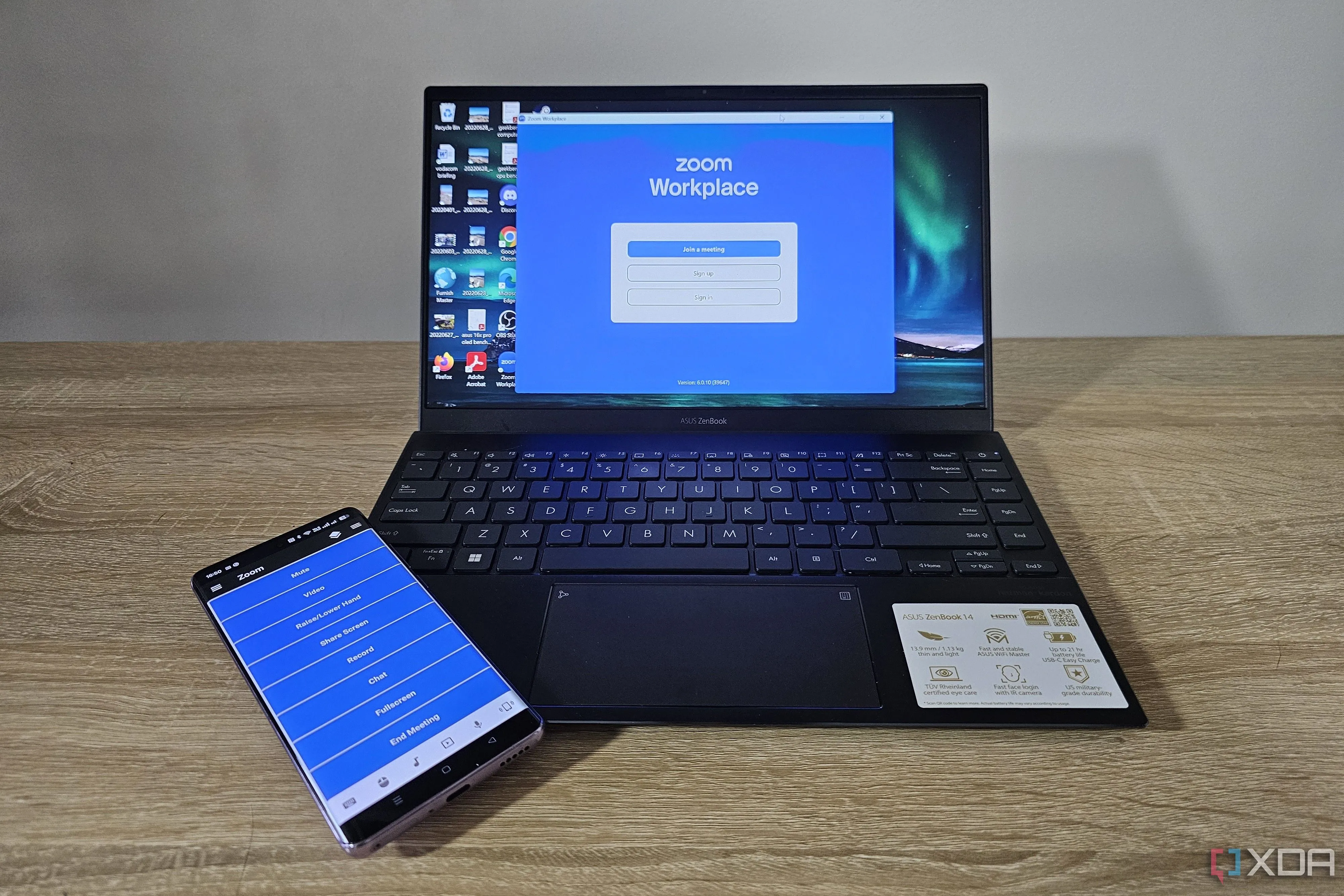 Ứng dụng Unified Remote trên điện thoại thông minh cùng với laptop hiển thị giao diện cuộc họp Zoom.