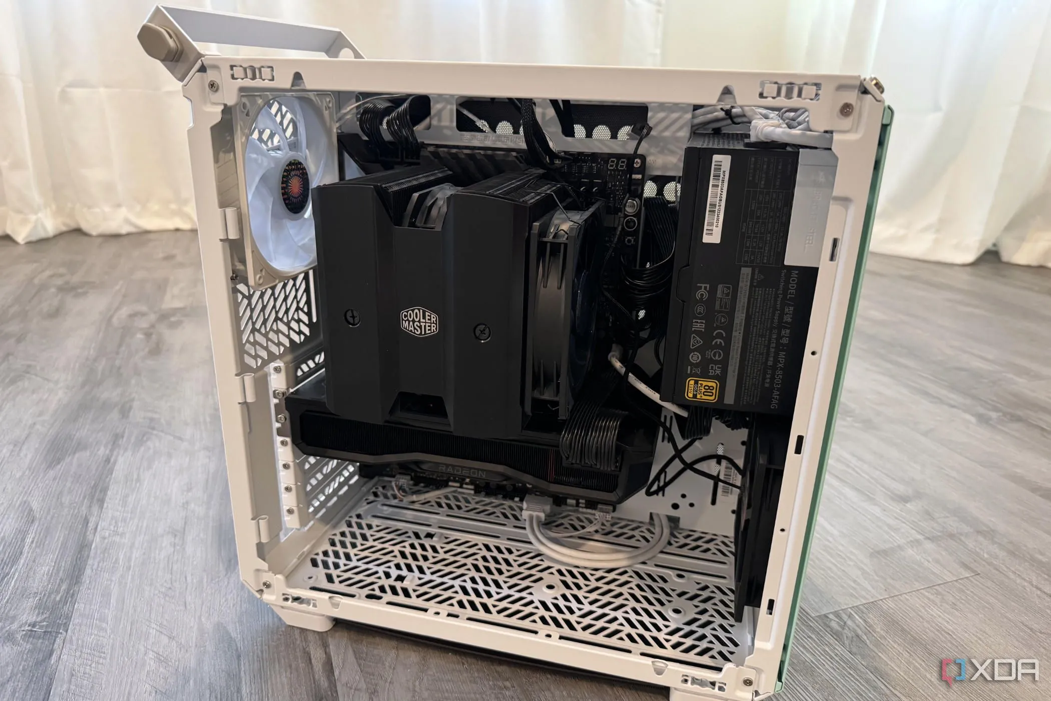 Vỏ case Cooler Master Qube 500 không lắp mặt bên, cho thấy không gian bên trong