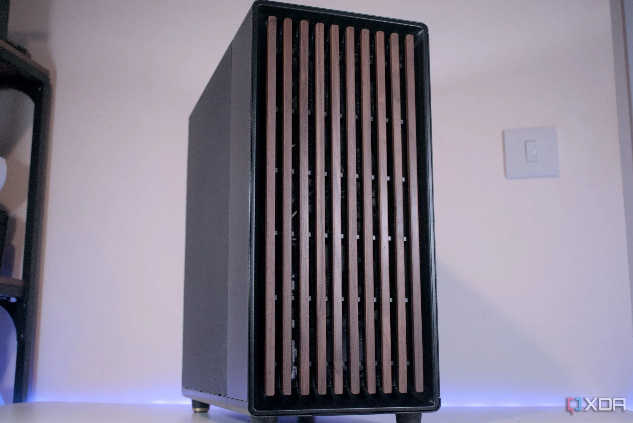 Vỏ case Fractal Design North với thiết kế tối giản, không cần mặt kính trong suốt