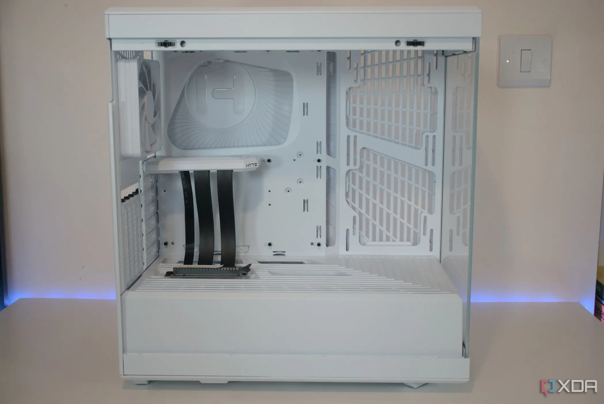 Vỏ case Gamdias Aura GC2 màu trắng với mặt bên bằng kính cường lực