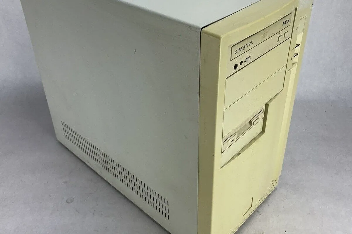 Vỏ case máy tính cổ điển màu trắng với ổ đĩa CD-ROM và đĩa mềm, biểu tượng của PC thập niên 90