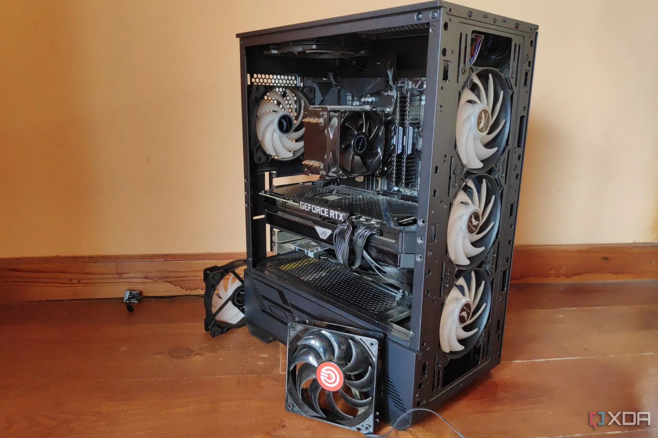 Vỏ case MSI Forge 110R và các quạt tản nhiệt, minh họa tầm quan trọng của luồng không khí