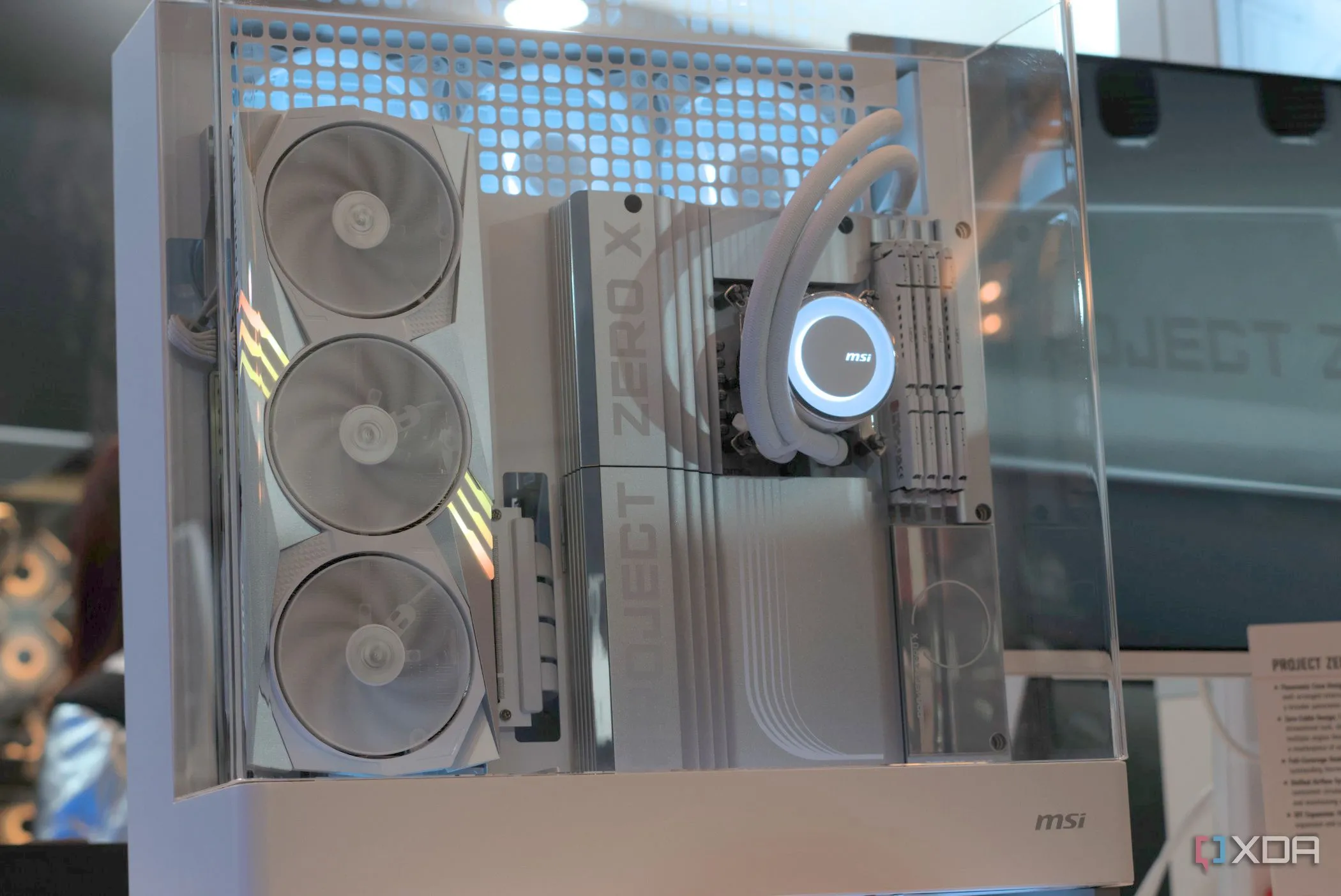 Vỏ case MSI Project Zero X trưng bày tại CES 2025, minh họa xu hướng thiết kế PC độc đáo