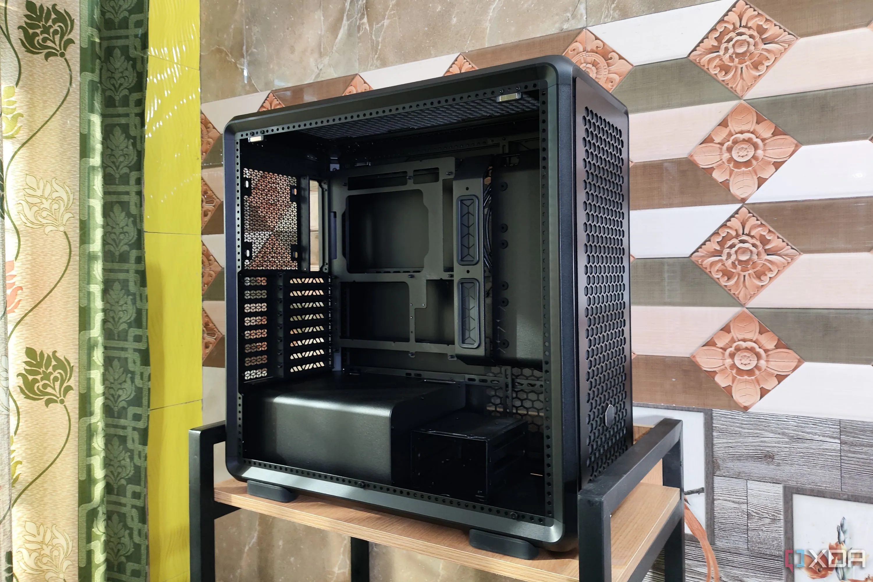 Vỏ case PC Cooler Master MasterFrame 600 với thiết kế mở