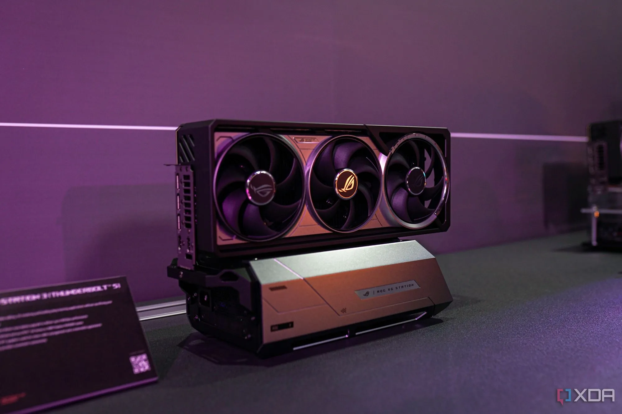 Vỏ eGPU ASUS XG Station 3-6 với thiết kế hiện đại