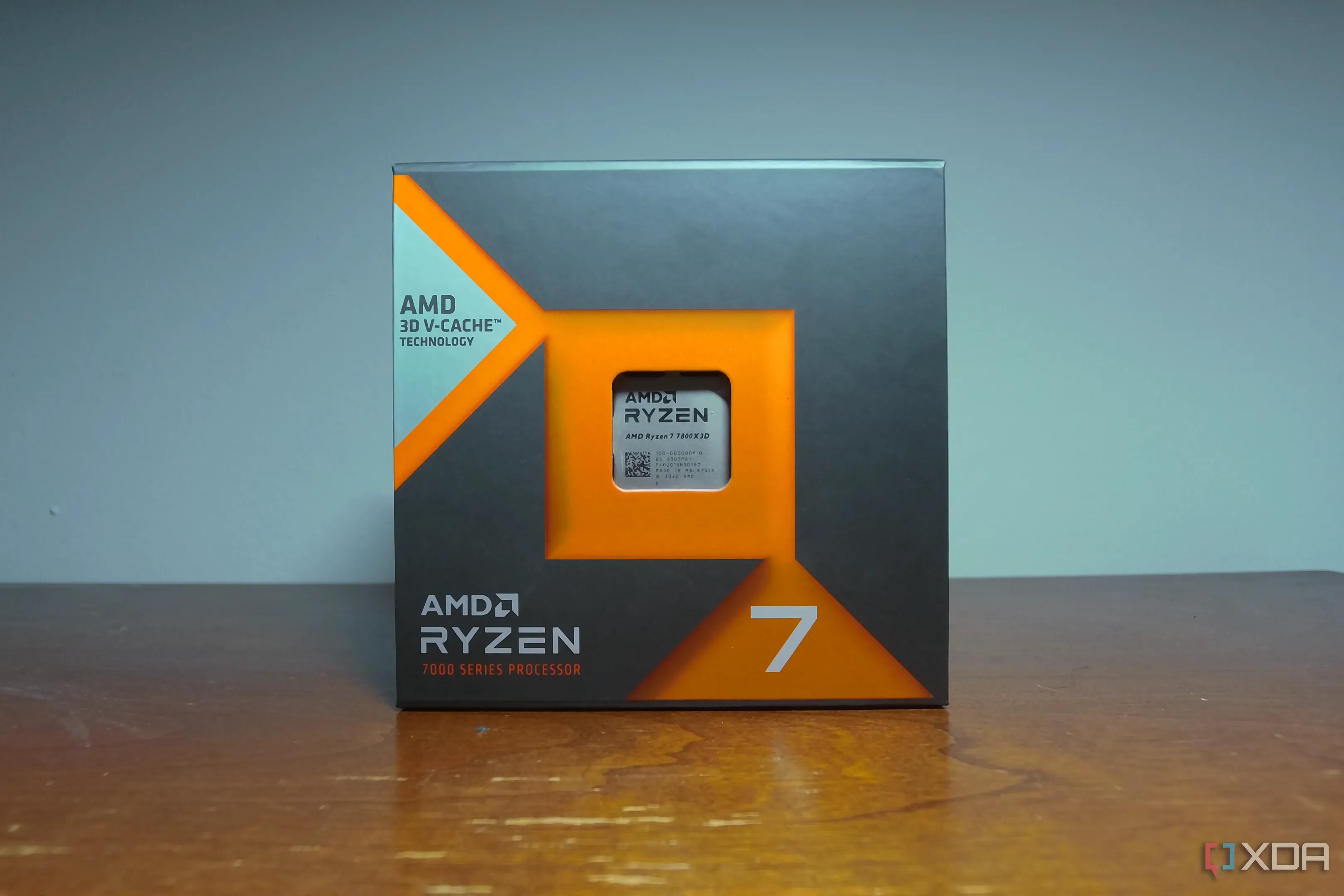 Vỏ hộp của bộ vi xử lý AMD Ryzen 7 7800X3D, minh họa cho các CPU gaming thế hệ mới