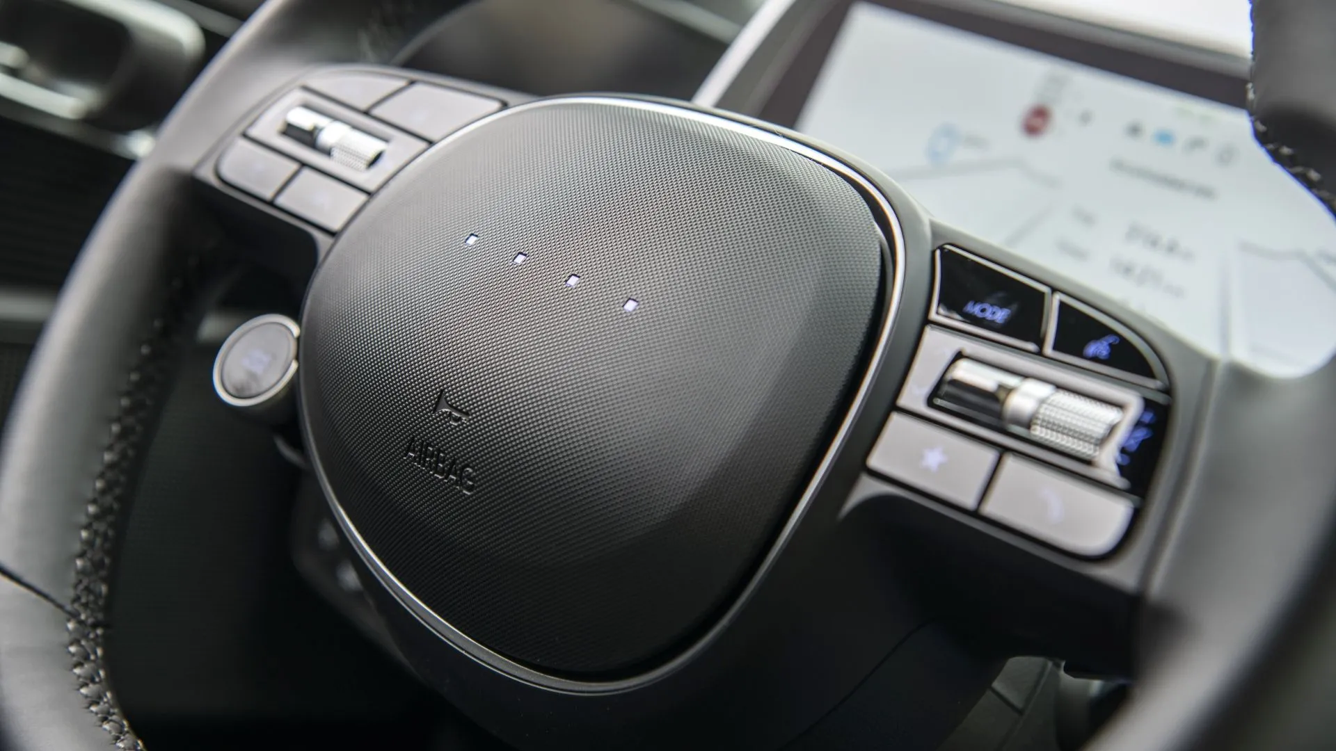 Vô lăng và không gian lái hiện đại của Hyundai Ioniq 6 2025 với nhiều nút điều khiển vật lý