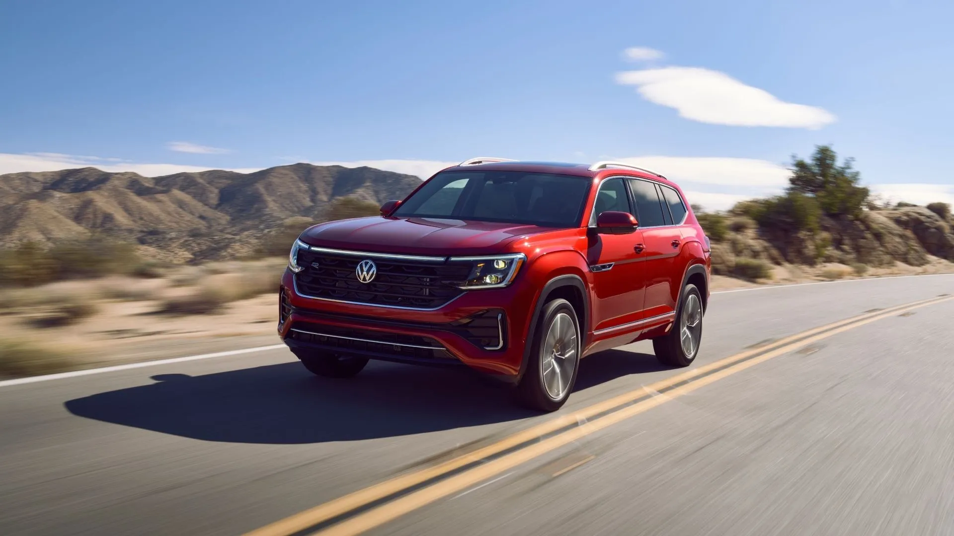 Volkswagen Atlas 2025 màu xanh dương trên nền cảnh đô thị hiện đại