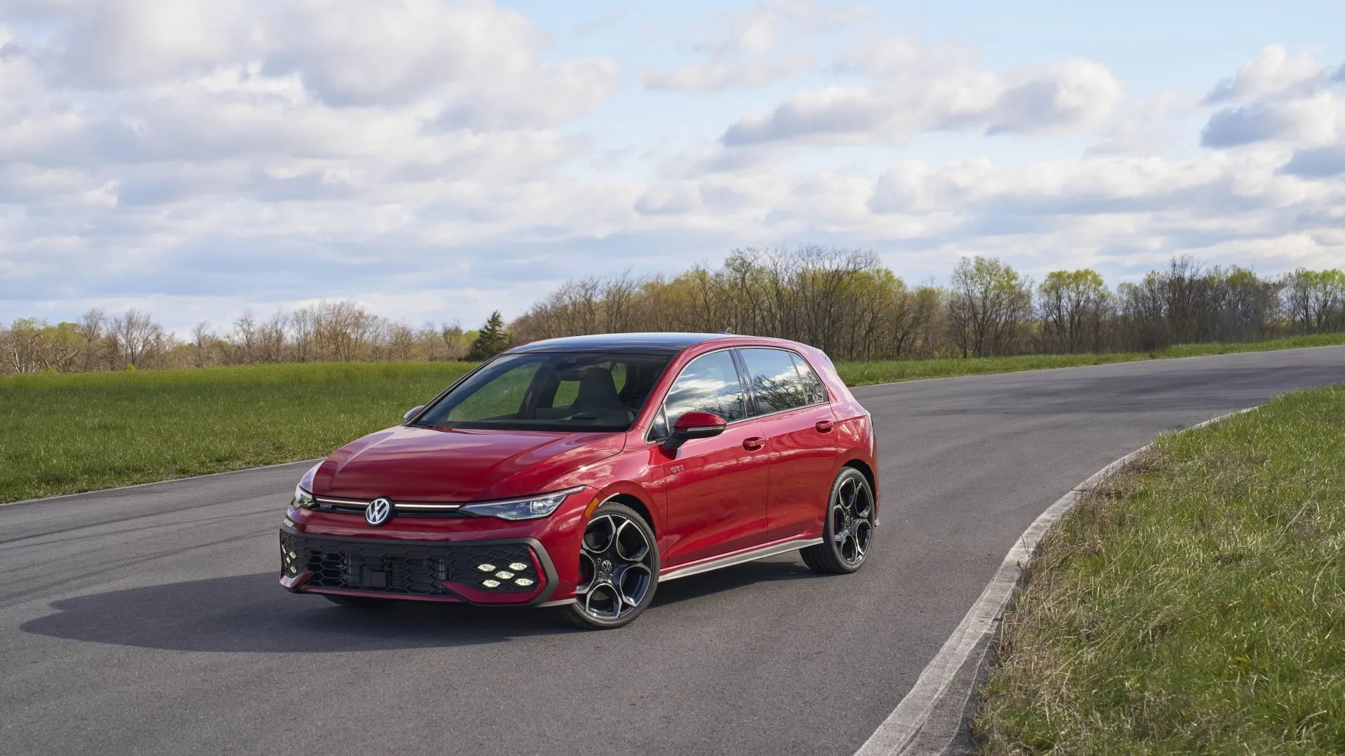 Volkswagen Golf GTI 2025 màu đỏ metallic, biểu tượng của hot hatchback tiện dụng