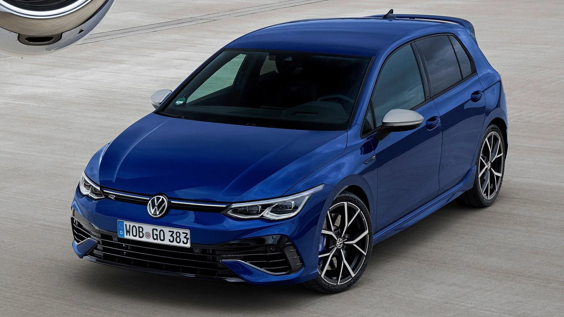 Volkswagen Golf R 2022 màu xanh năng động, xe hatchback thể thao