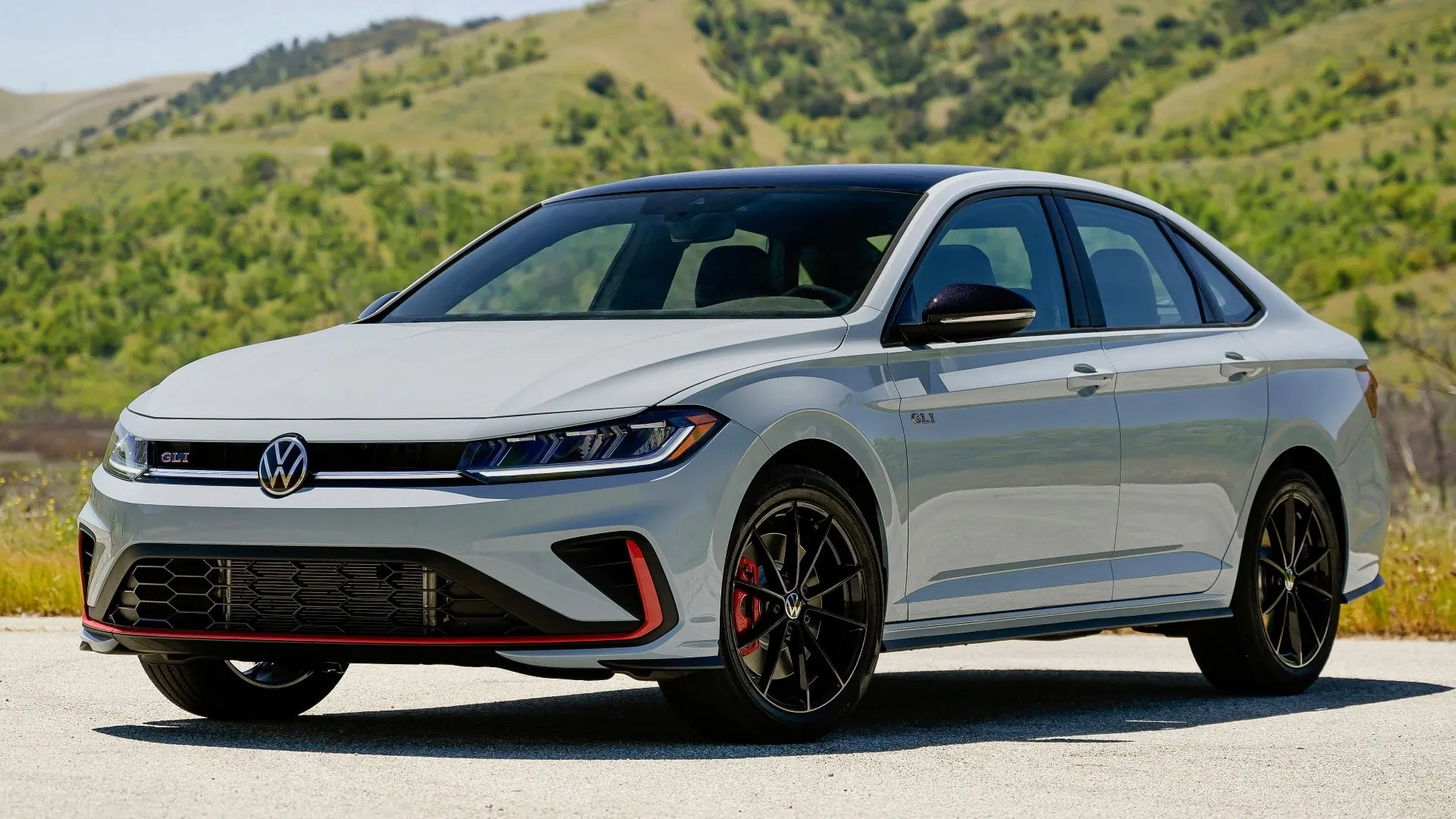 Volkswagen Jetta GLI 2025 màu xám trên đường góc 3/4 phía trước