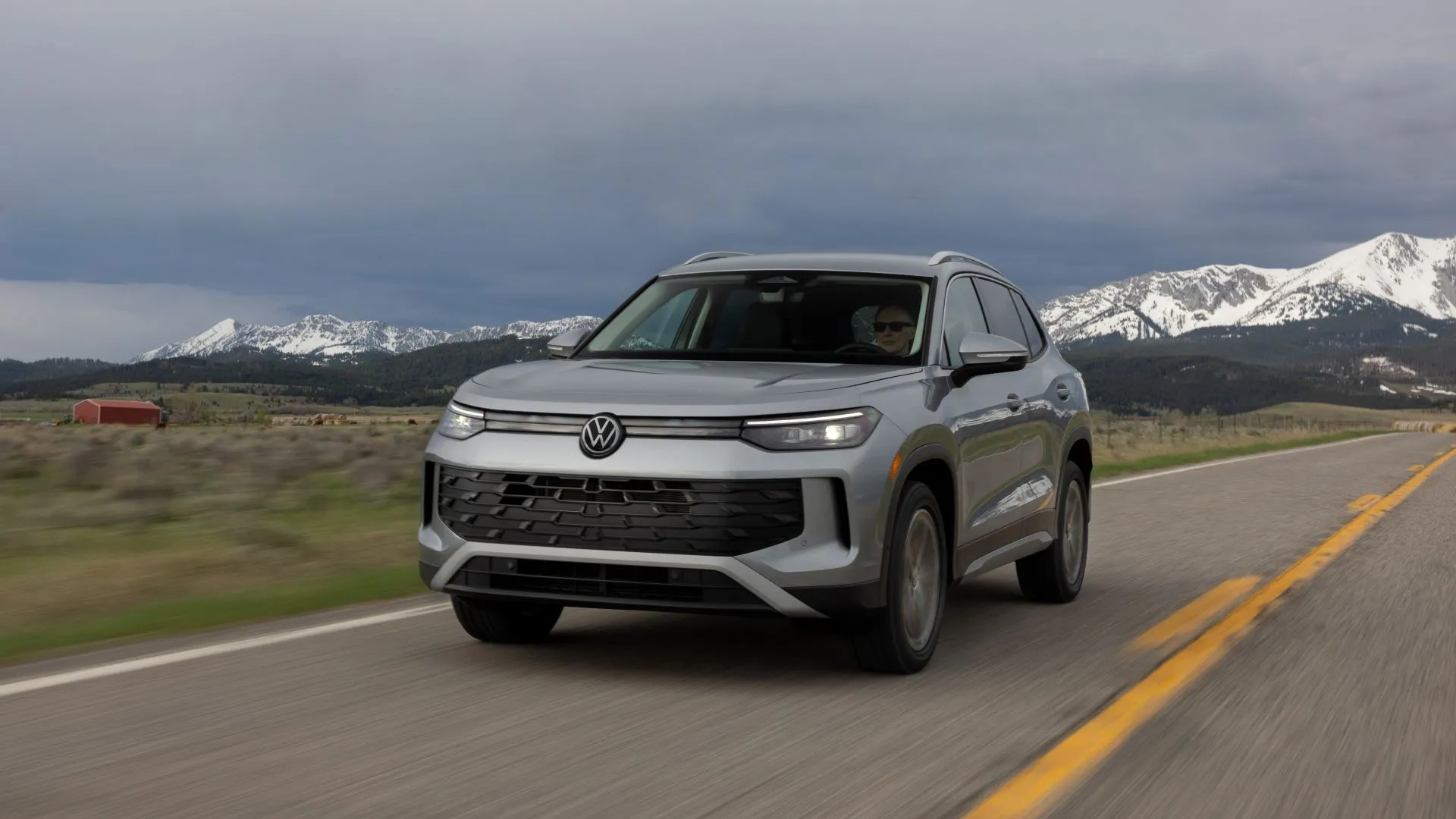 Volkswagen Tiguan 2025 màu vàng cát đang di chuyển mượt mà trên đường, thể hiện sự năng động và hiện đại.