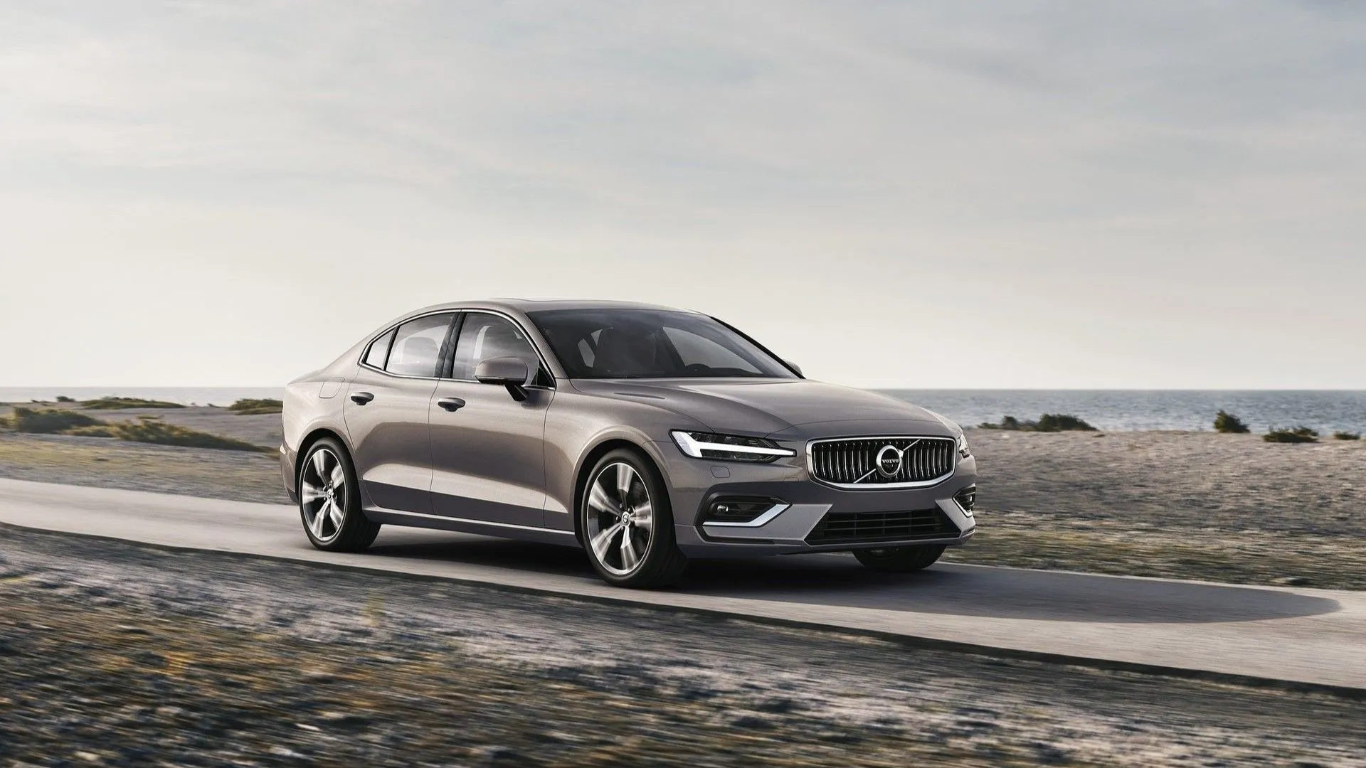 Volvo S60 đời 2019 màu xám đẳng cấp đậu trên phố