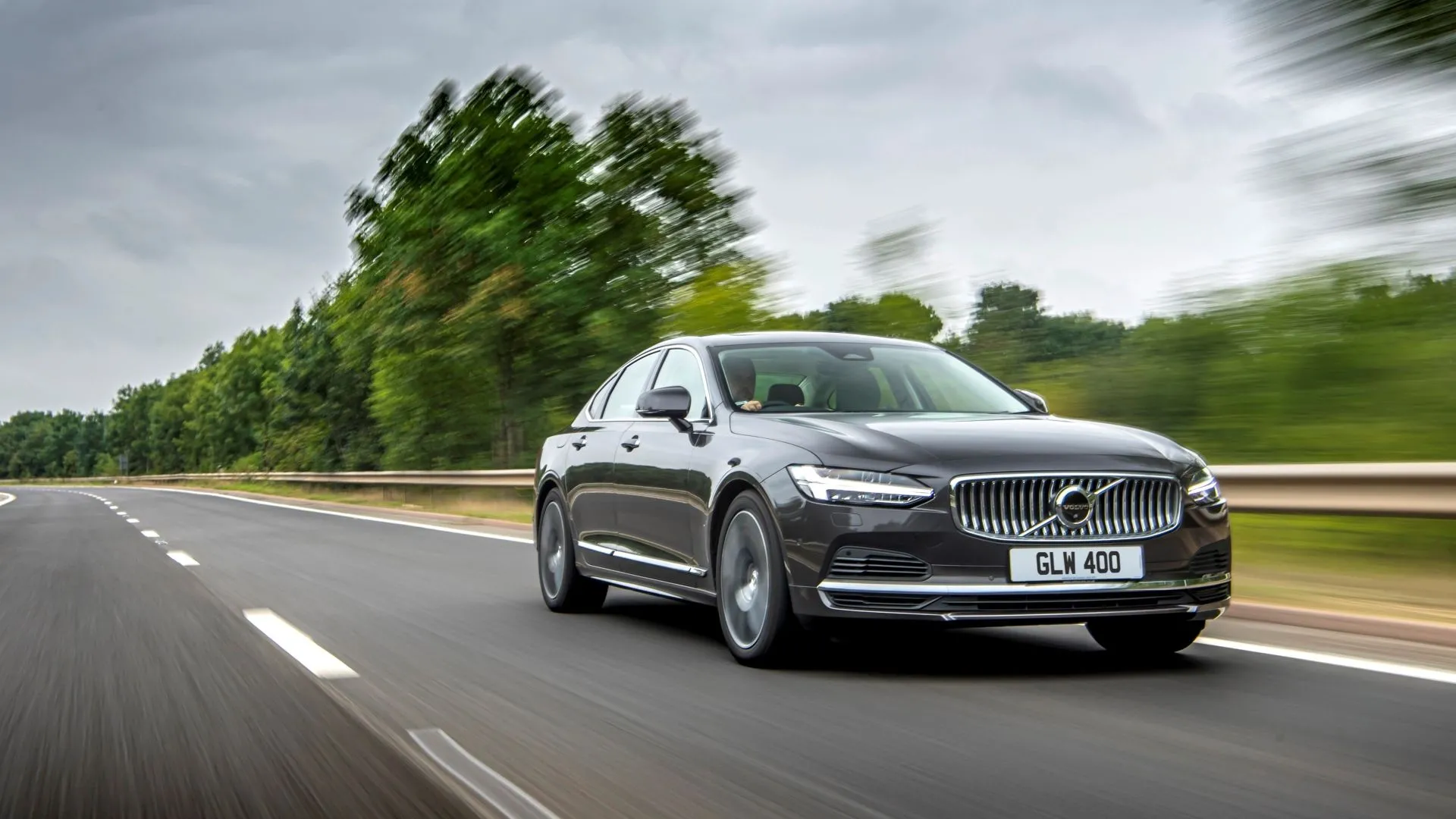Volvo S90 2025 màu xám bạc sang trọng, chú trọng sự thoải mái và an toàn tối đa