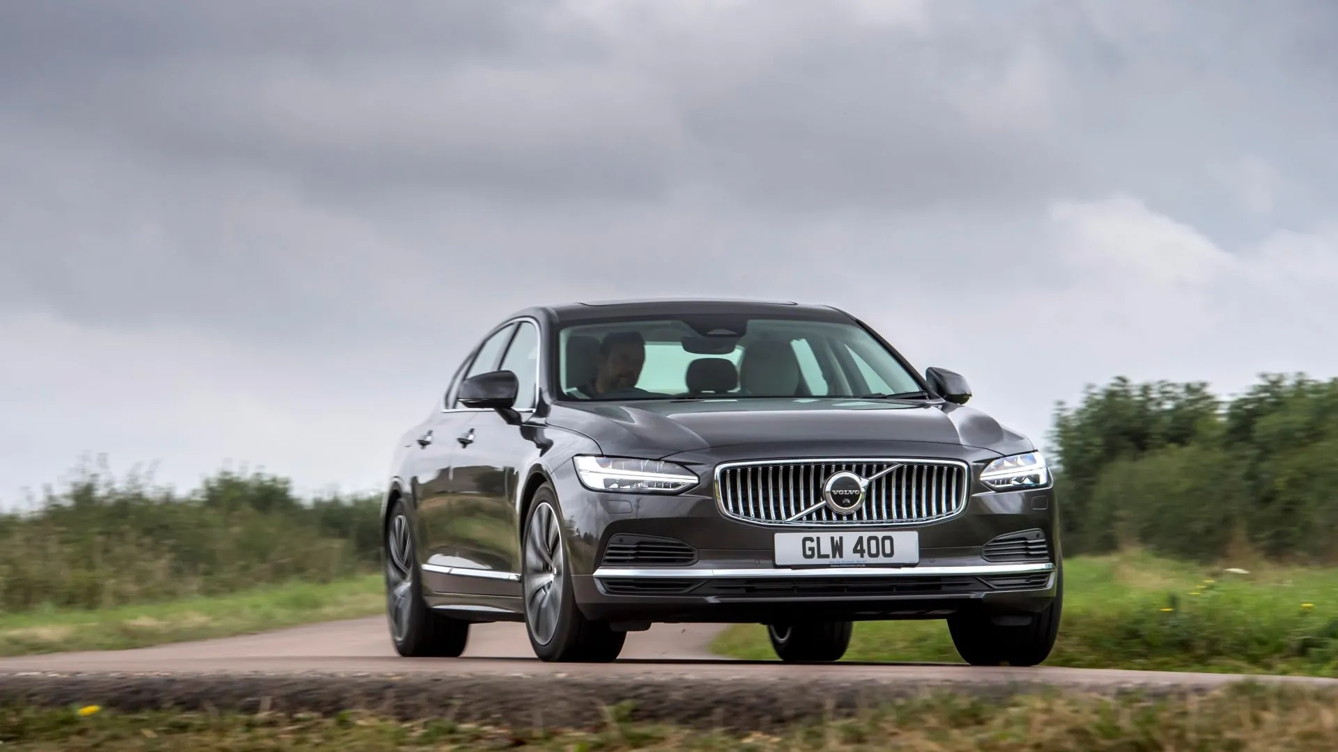 Volvo S90 2025 trên đường, thể hiện thiết kế tinh tế và khả năng vận hành mạnh mẽ