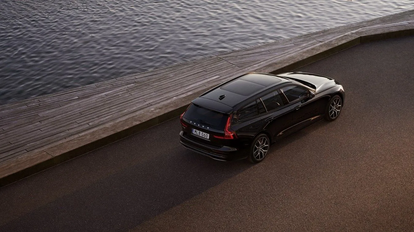 Volvo V60 Polestar Engineered PHEV màu xám, mẫu station wagon thể thao.