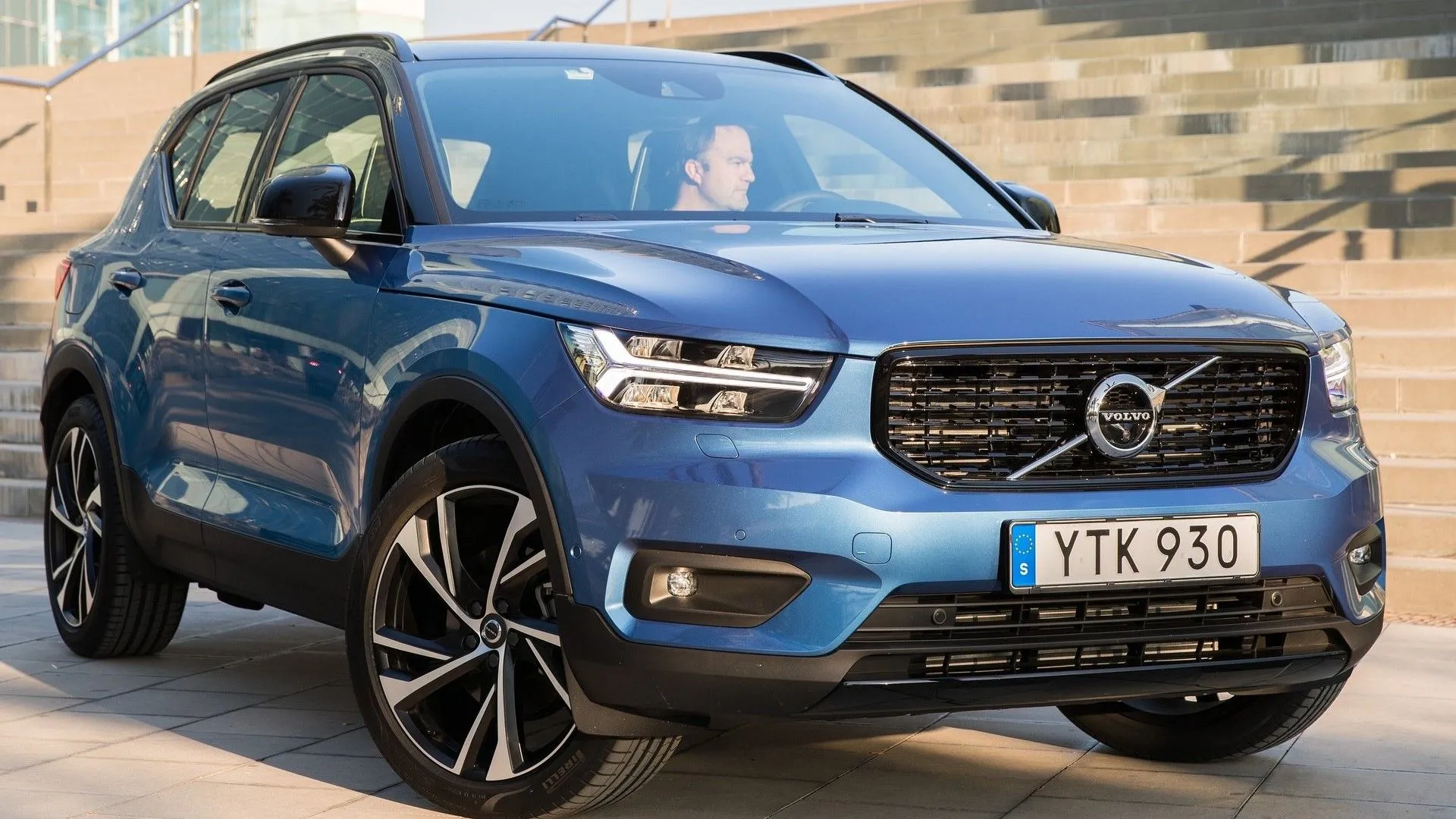 Volvo XC40 2019 màu xanh, một chiếc SUV cỡ nhỏ hạng sang với phong cách thiết kế độc đáo và các tính năng an toàn, công nghệ hiện đại.