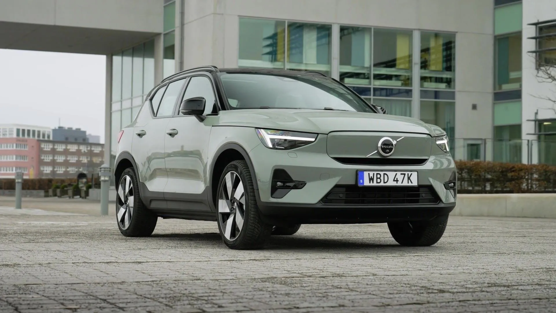 Volvo XC40 Plus B5 AWD 2025 màu xanh lá, thiết kế Scandinavian tinh tế cùng tính năng an toàn vượt trội