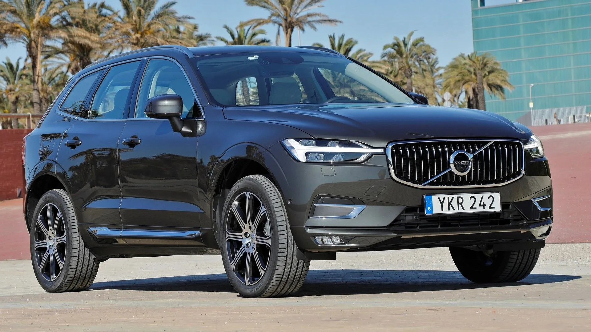 Volvo XC60 Hybrid 2019 màu trắng, SUV plug-in hybrid cũ an toàn và tiện nghi