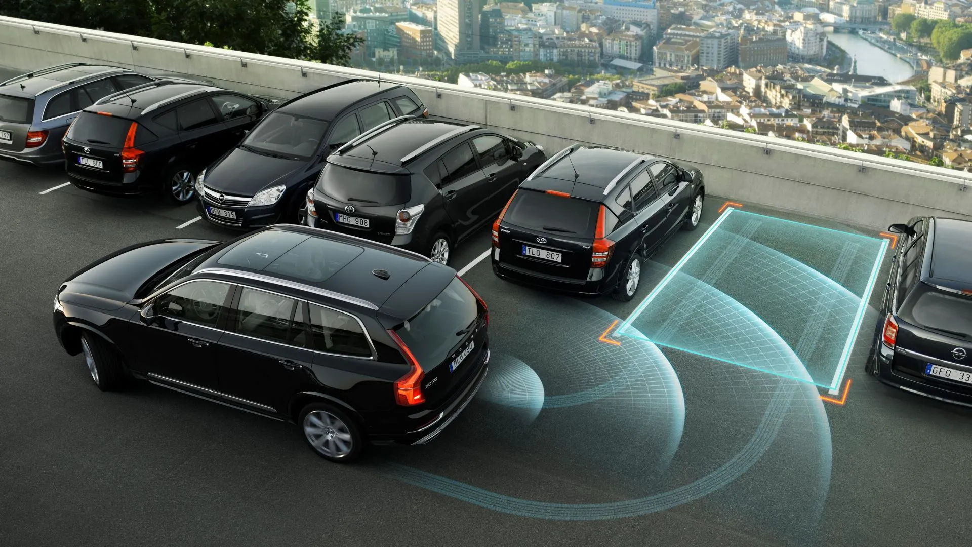 Volvo XC90 2025 màu bạc đang lùi vào chỗ đỗ bằng tính năng hỗ trợ đỗ xe tự động, thể hiện công nghệ lái xe tiện lợi