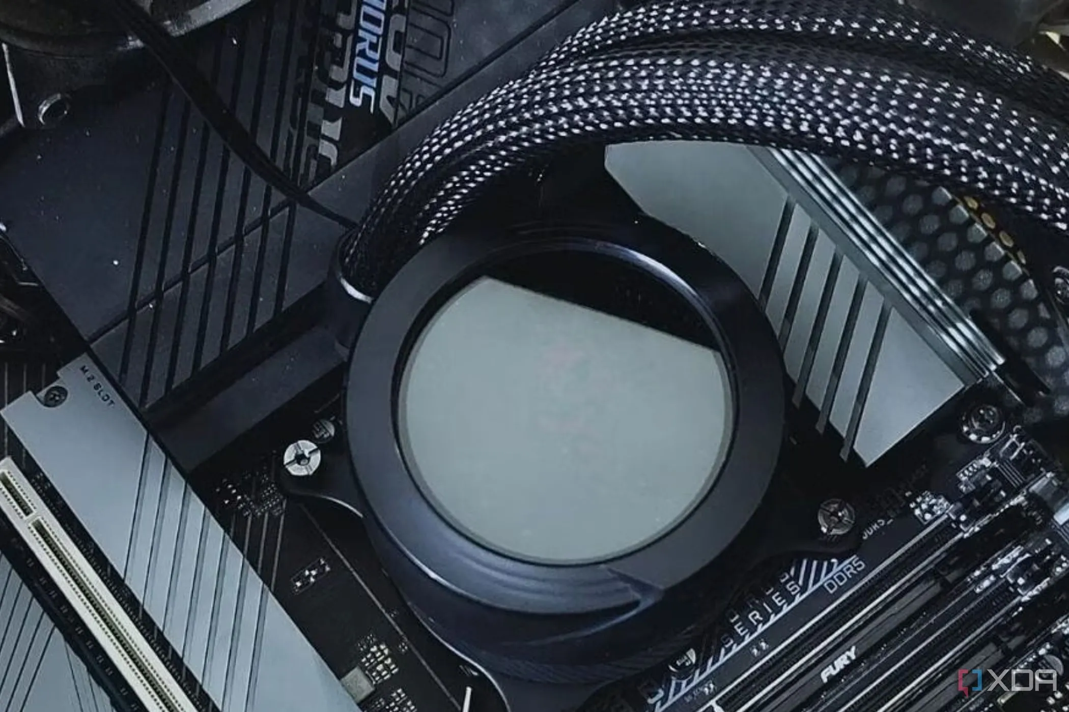 Waterblock của tản nhiệt nước AIO gắn trên bo mạch chủ PC