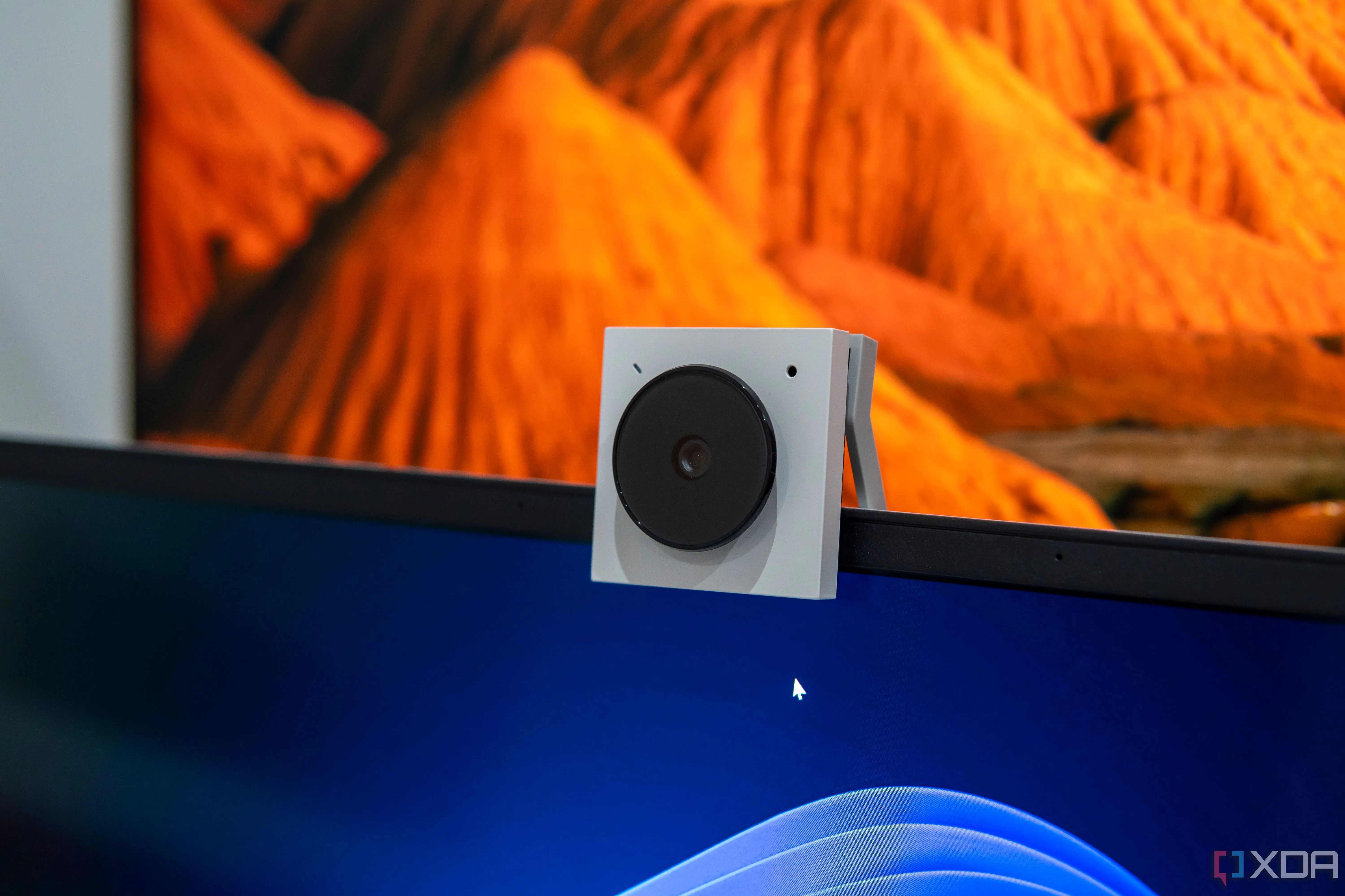Webcam Opal Tadpole gắn trên laptop với màn hình hiển thị phong cảnh núi