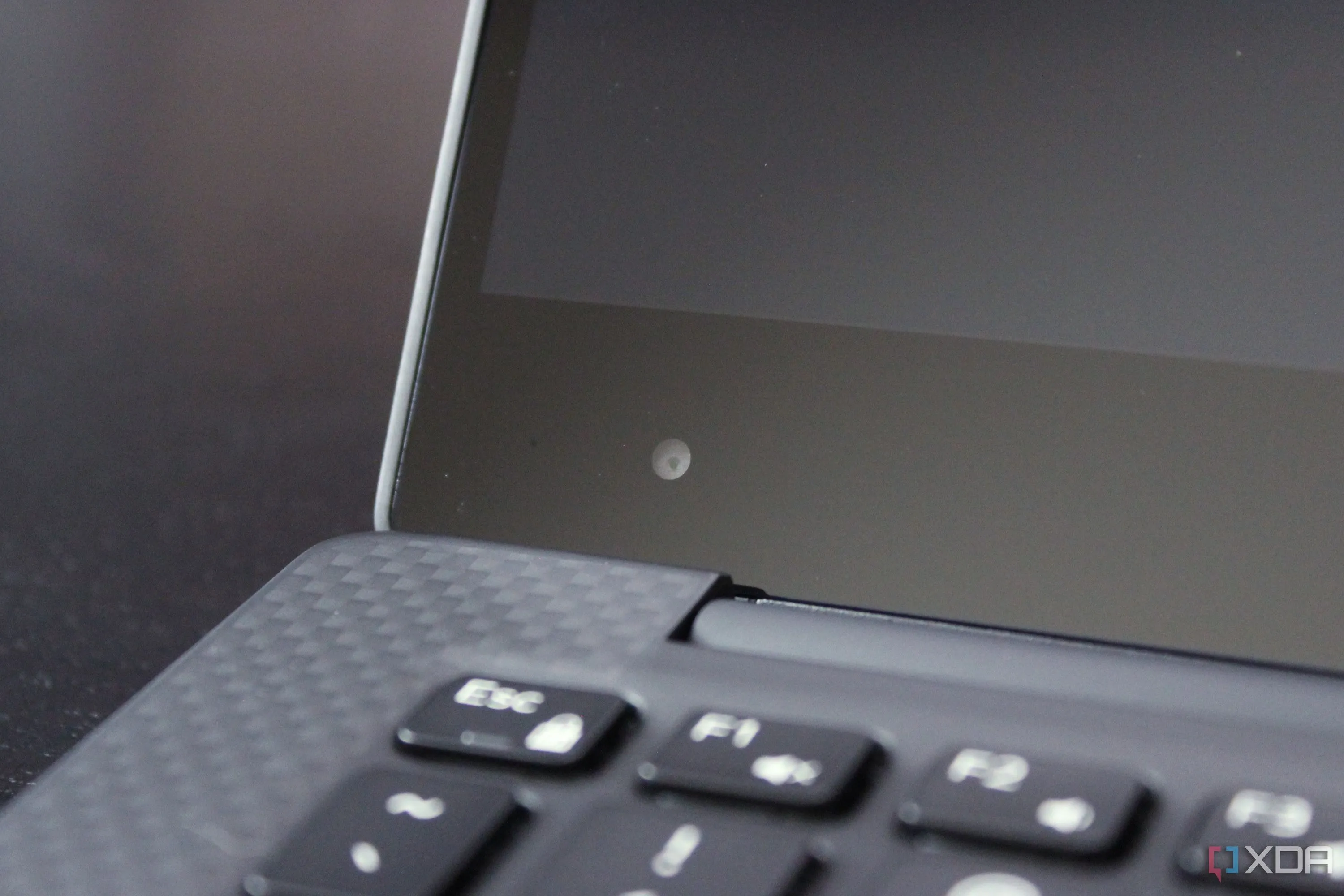 Webcam tích hợp trên laptop Dell XPS 13, góc nhìn cận cảnh.