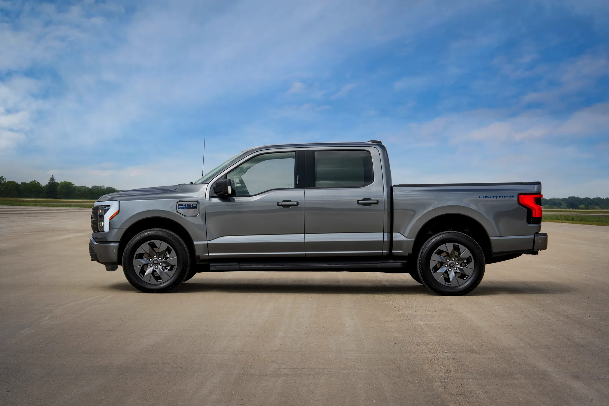 Xe bán tải điện Ford F-150 Lightning Flash mạnh mẽ, dẫn đầu phân khúc xe tải điện