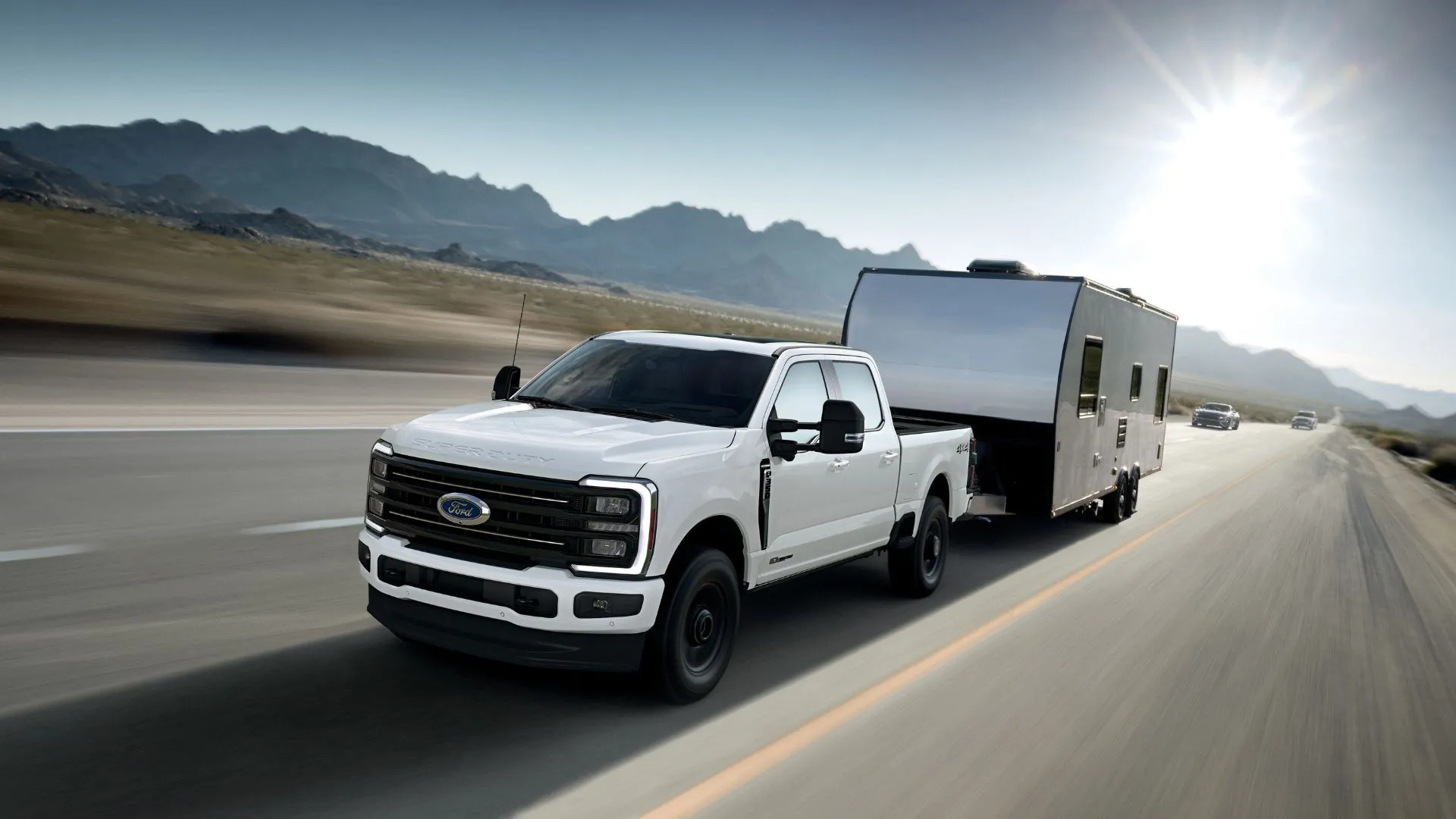 Xe bán tải Ford F-350 Super Duty Platinum 2025 màu trắng kéo rơ-moóc, minh họa dòng xe Super Duty bị lỗi phanh.