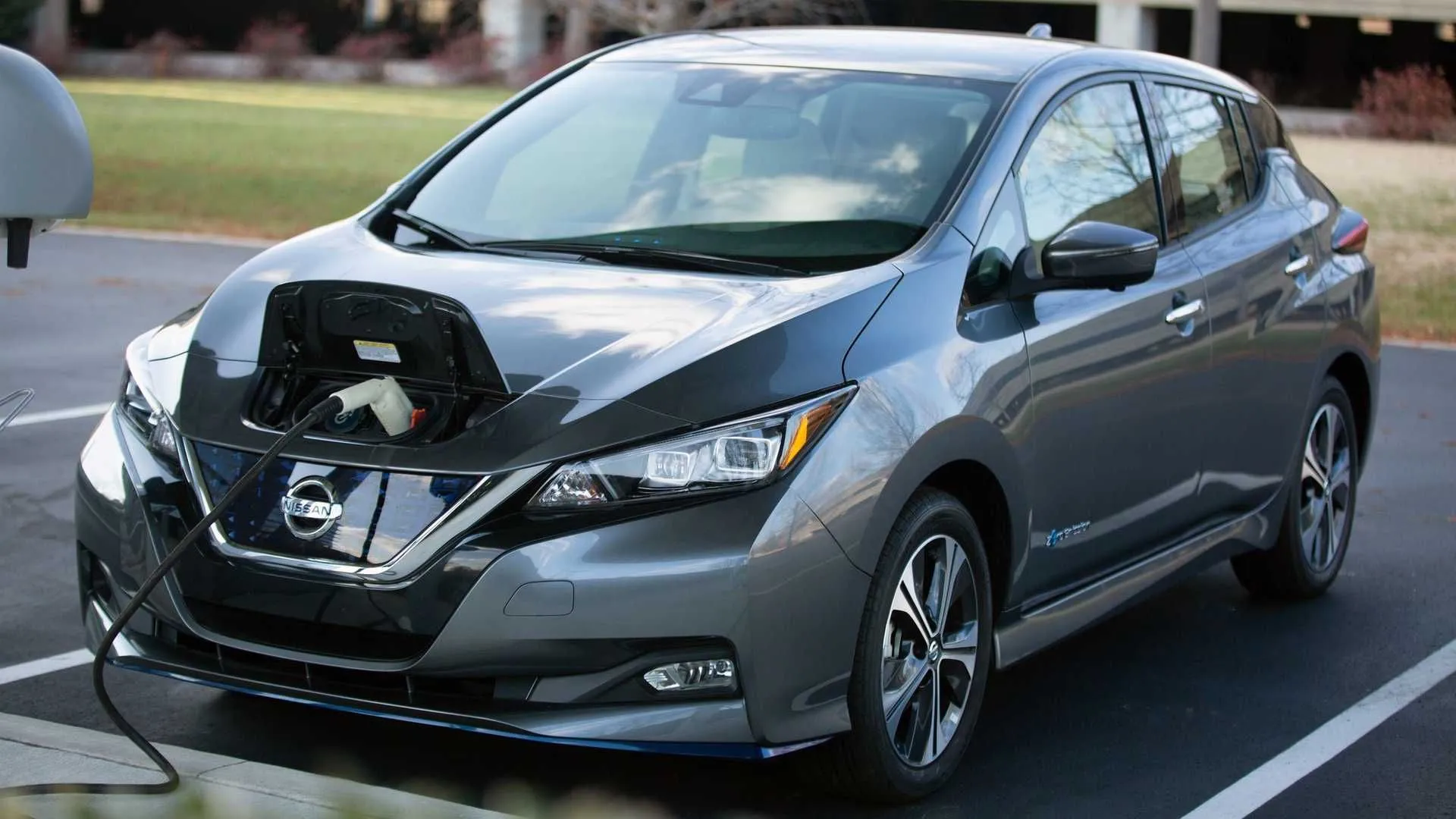 Xe điện Nissan Leaf đang sạc, minh họa quá trình nạp năng lượng của EV