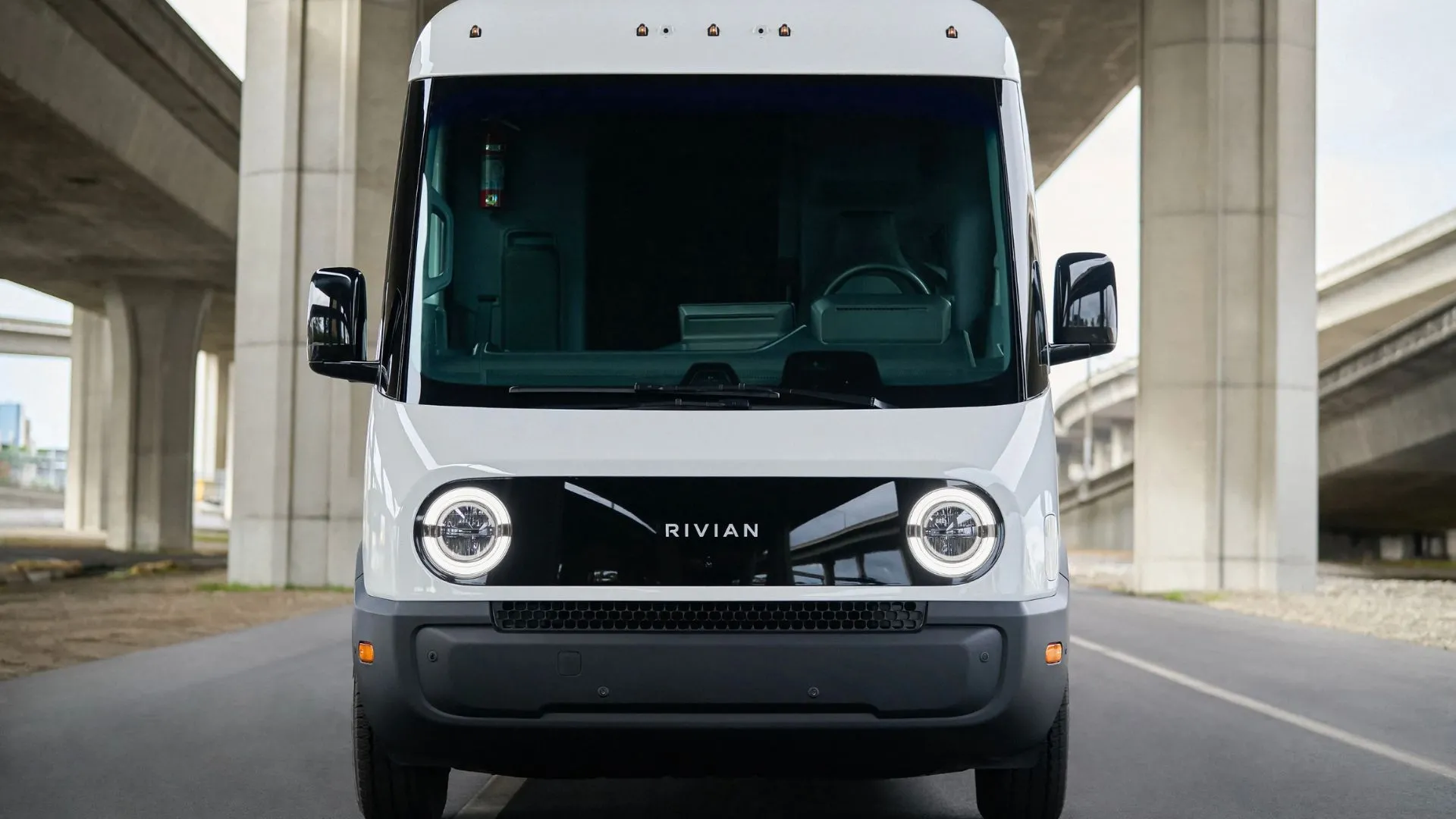 Xe tải chở hàng điện Rivian nhìn từ phía trước, một ví dụ về phương tiện thương mại không phát thải
