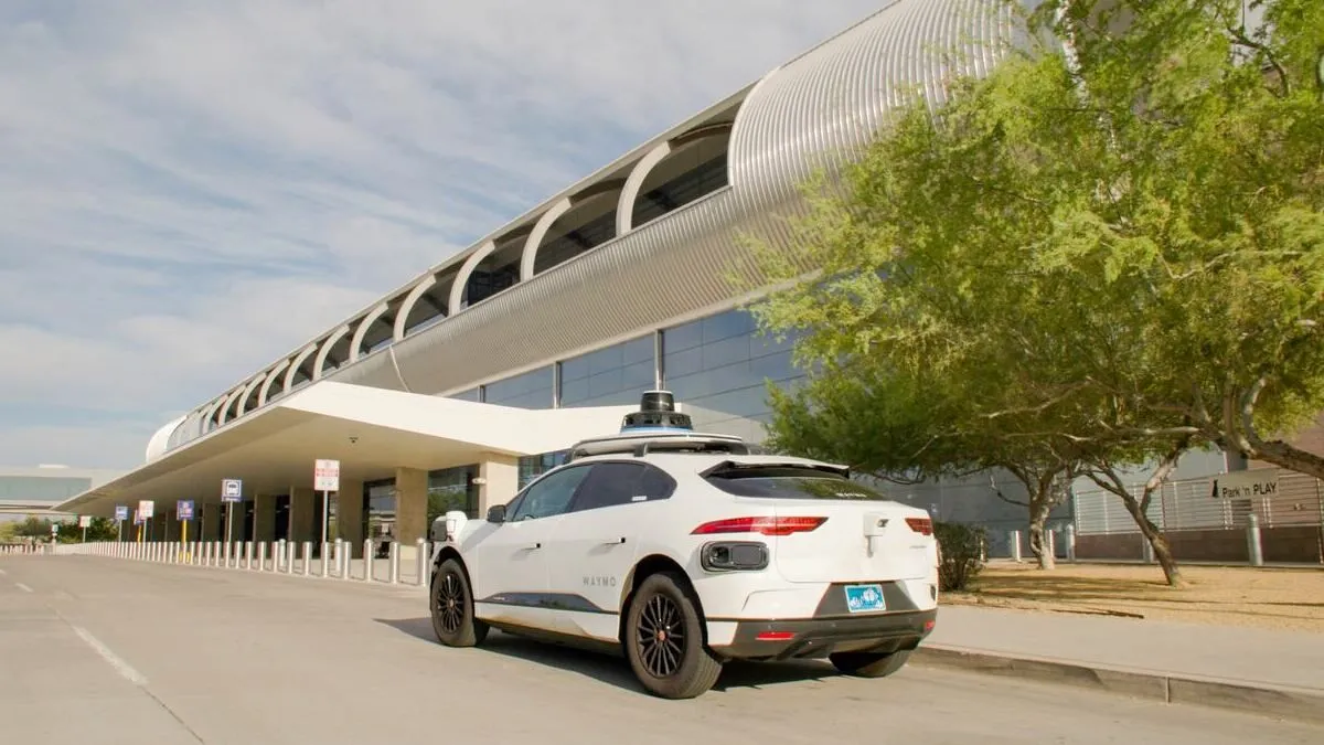 Xe tự lái Waymo Jaguar I-PACE đỗ gần vỉa hè, hình ảnh minh họa cho vấn đề vi phạm đỗ xe của taxi tự hành