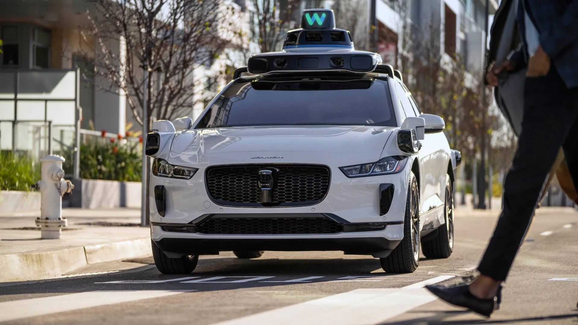Xe tự lái Waymo Jaguar I-PACE dừng nhường đường cho người đi bộ, minh chứng an toàn