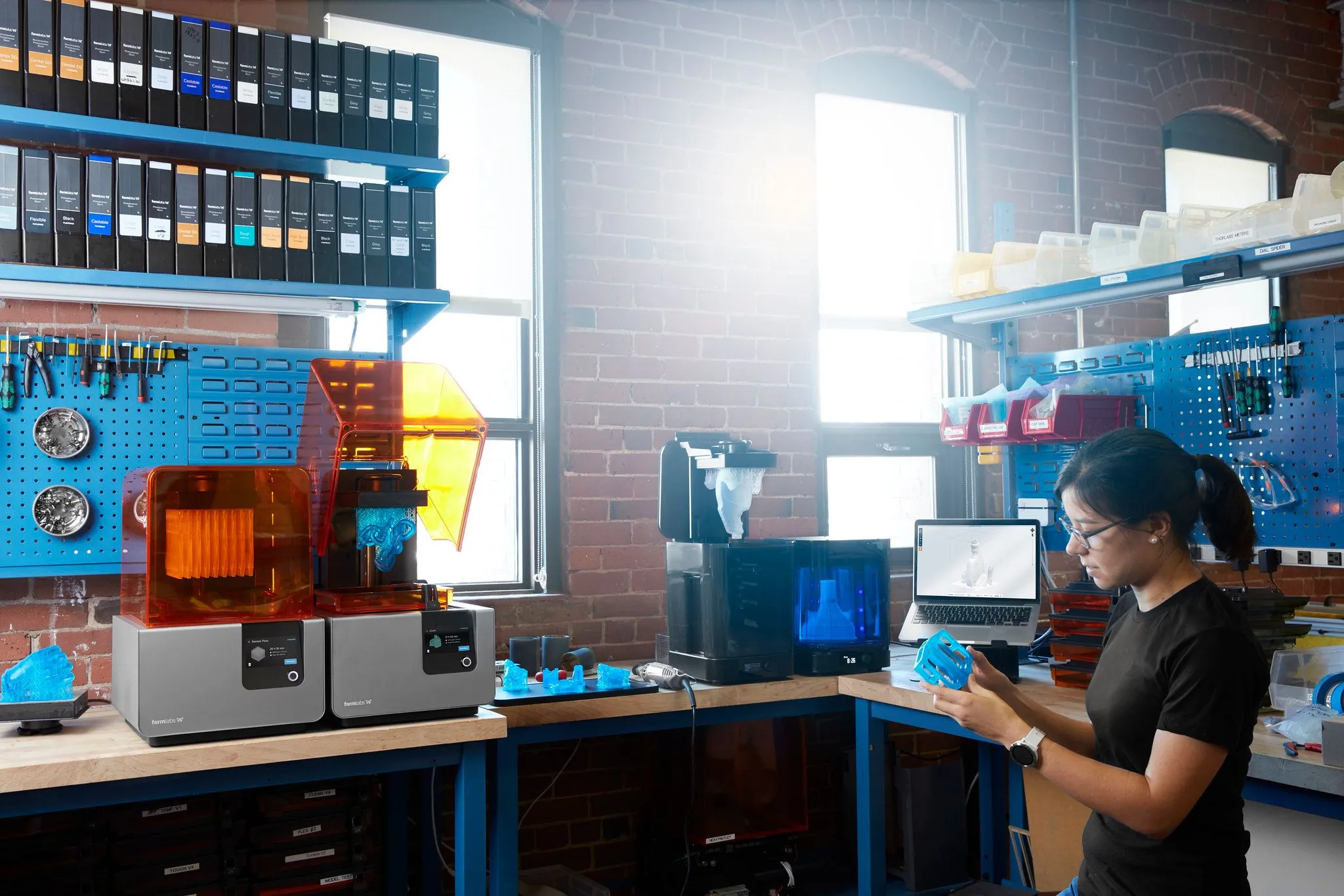 Xưởng in 3D resin chuyên nghiệp với các loại nhựa kỹ thuật cao cấp, cho thấy khả năng ứng dụng đa dạng của máy in 3D resin trong nhiều lĩnh vực.