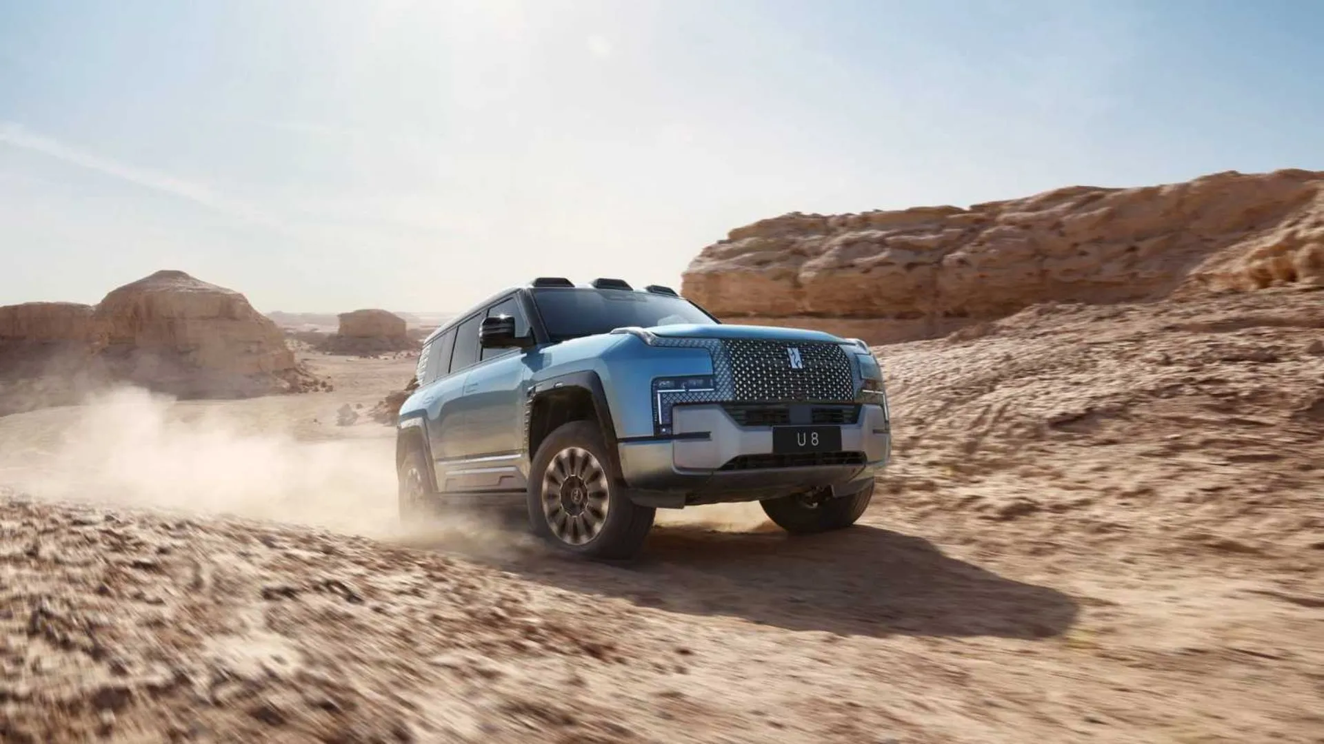 Yangwang U8 màu bạc chạy off-road trên sa mạc, thể hiện khả năng vượt địa hình ấn tượng và công nghệ chống nước tiên tiến.